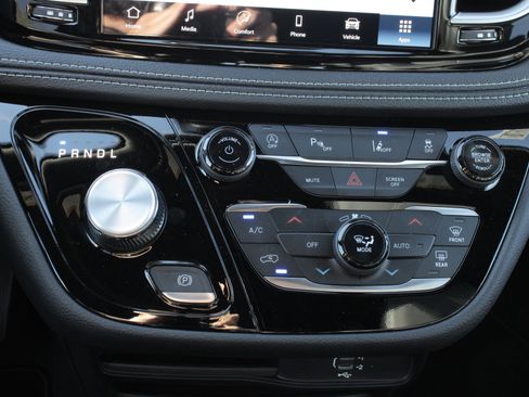 New 2026 Chrysler Pacifica Select image 18