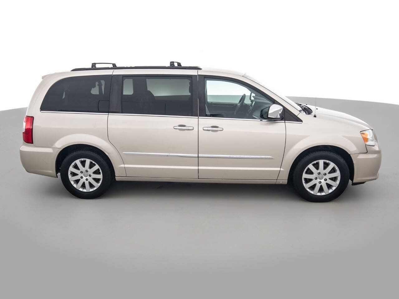 Used 2012 Chrysler Town & Country Touring-L w/ Entertainment Group #2 FWD image 4