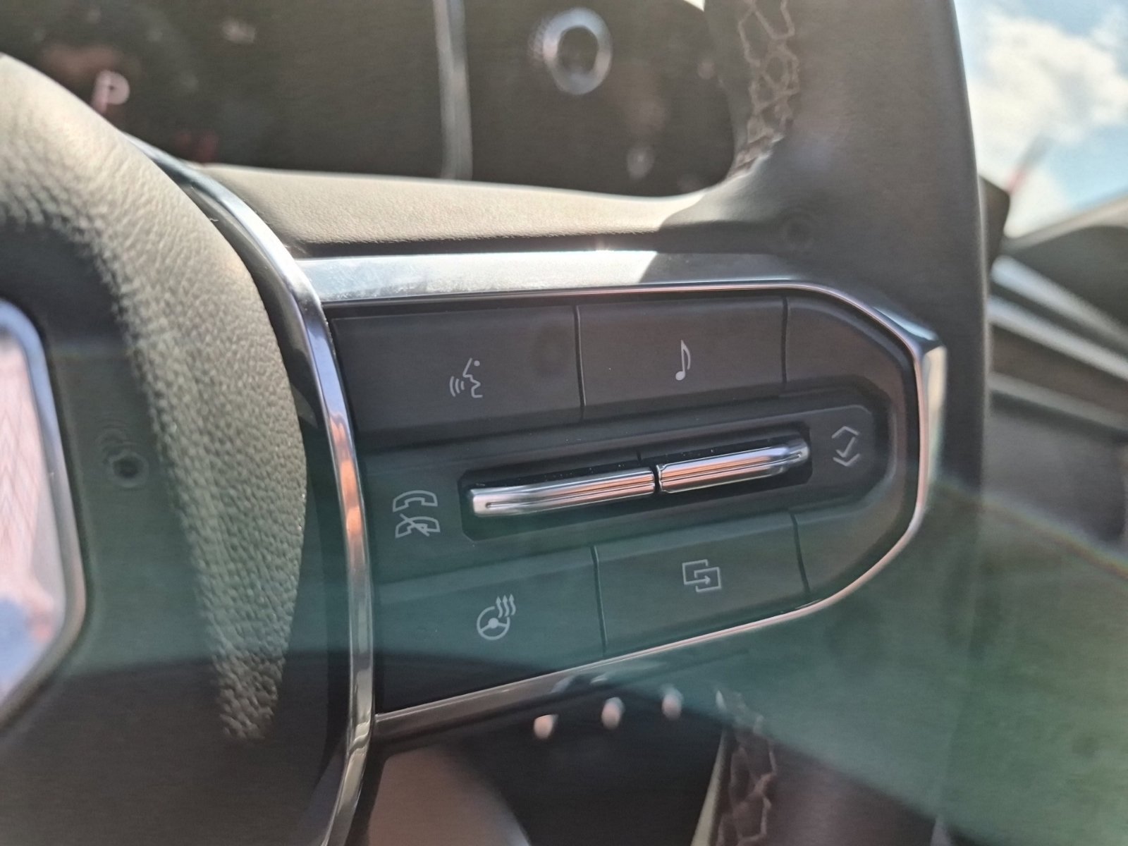 Used 2025 GMC Canyon Denali AWD/4WD image 14
