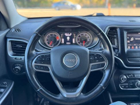 Used 2019 Jeep Cherokee Latitude Plus image 11