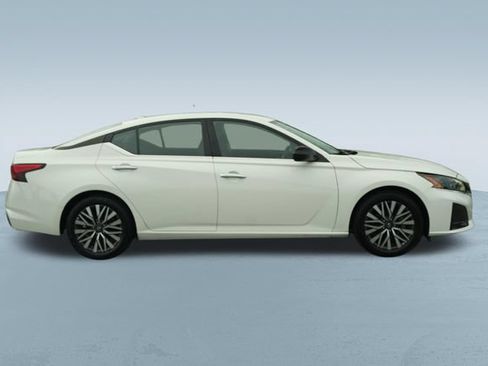Used 2025 Nissan Altima 2.5 SV FWD image 9