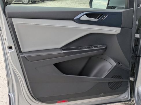 Used 2024 Volkswagen Taos SE image 2