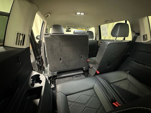 Used 2025 Volkswagen Atlas SE image 23
