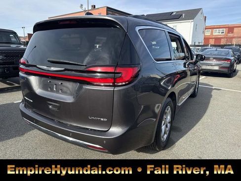 Used 2023 Chrysler Pacifica Limited image 9