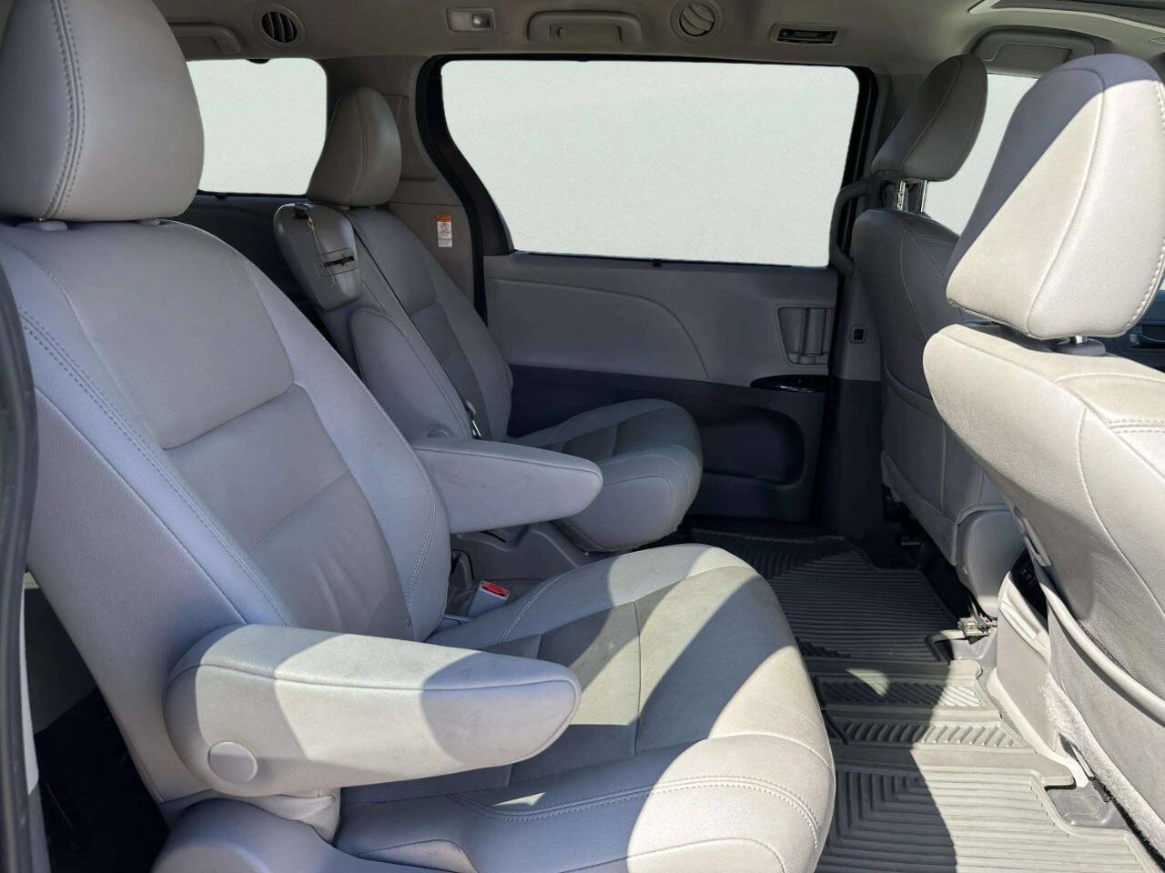 Used 2020 Toyota Sienna XLE FWD image 26