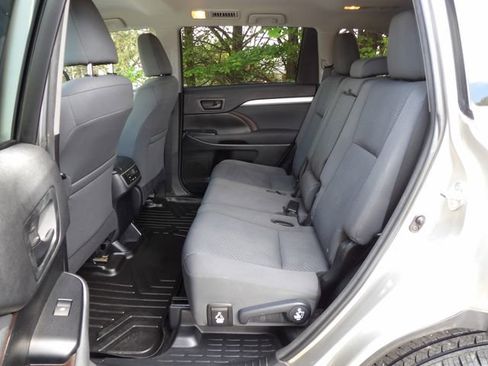 Used 2016 Toyota Highlander LE AWD/4WD image 9