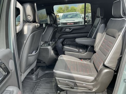 Used 2025 GMC Yukon XL AT4 Ultimate AWD/4WD image 11