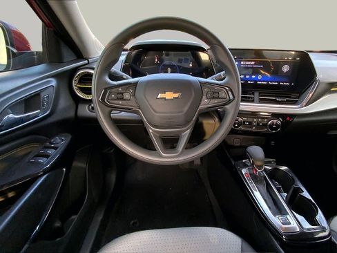 Used 2026 Chevrolet Trax LT FWD image 6