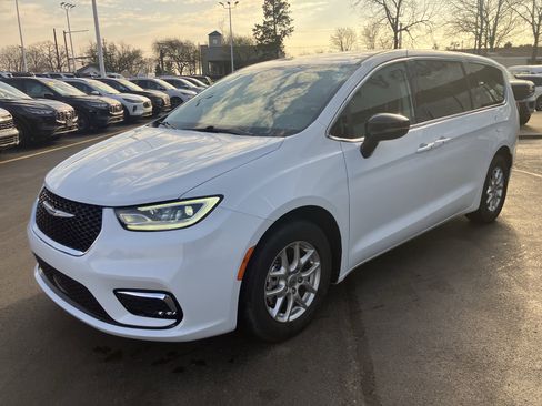 Used 2024 Chrysler Pacifica Touring-L image 3