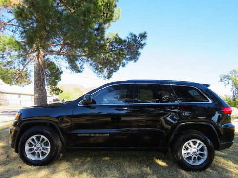 Used 2018 Jeep Grand Cherokee Laredo image 3