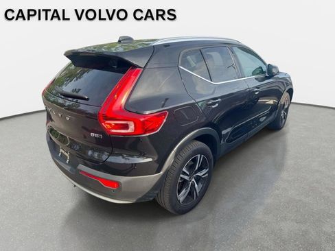 Used 2025 Volvo XC40 B5 Core AWD/4WD image 3