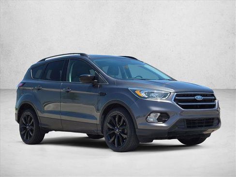 Used 2017 Ford Escape SE w/ Equipment Group 201A FWD image 3