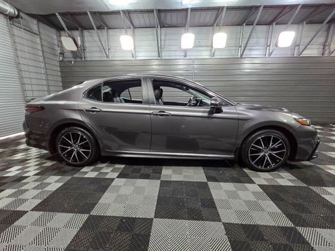Used 2021 Toyota Camry SE w/ Carpet Mat Package (TMS) image 9