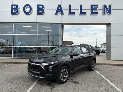 Used 2025 Chevrolet Trax LT FWD image 1