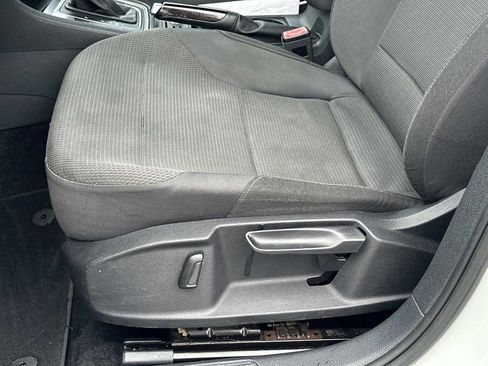 Used 2016 Volkswagen Golf S FWD image 17