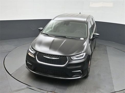 Used 2024 Chrysler Pacifica Touring-L image 34