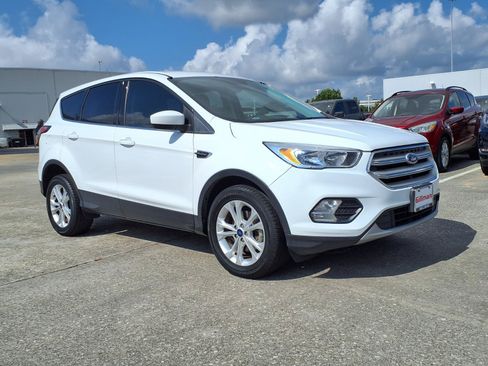 Used 2017 Ford Escape SE FWD image 2