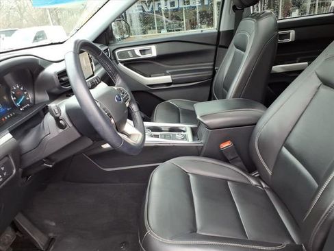 Used 2022 Ford Explorer XLT w/ Equipment Group 202A image 5