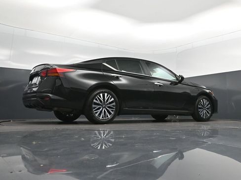 Used 2025 Nissan Altima 2.5 SV FWD image 43