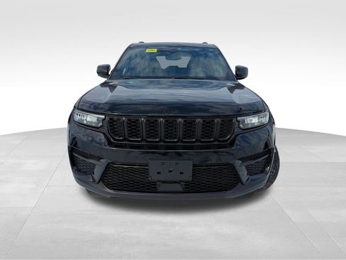 Used 2024 Jeep Grand Cherokee Altitude image 2