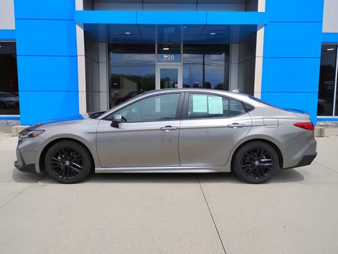 Used 2025 Toyota Camry SE FWD image 30