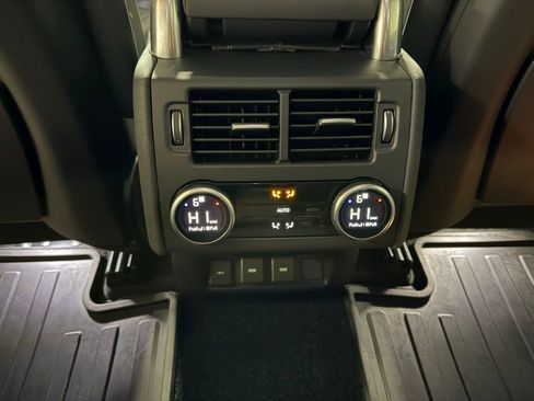 Used 2023 Land Rover Discovery Metropolitan Edition image 20