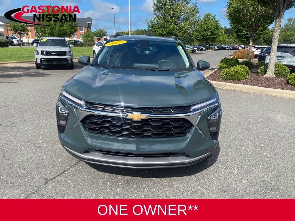 Used 2025 Chevrolet Trax LT w/ LT Convenience Package FWD image 3