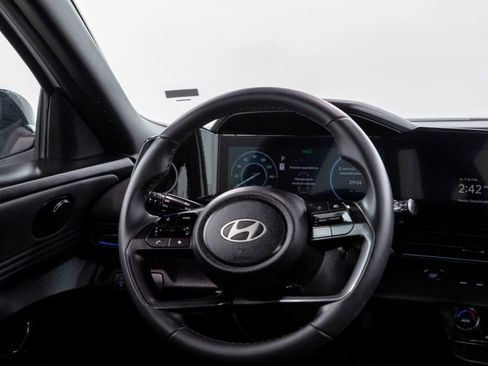 Used 2025 Hyundai Elantra SEL image 20