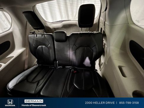 Used 2023 Chrysler Pacifica Touring-L FWD image 29