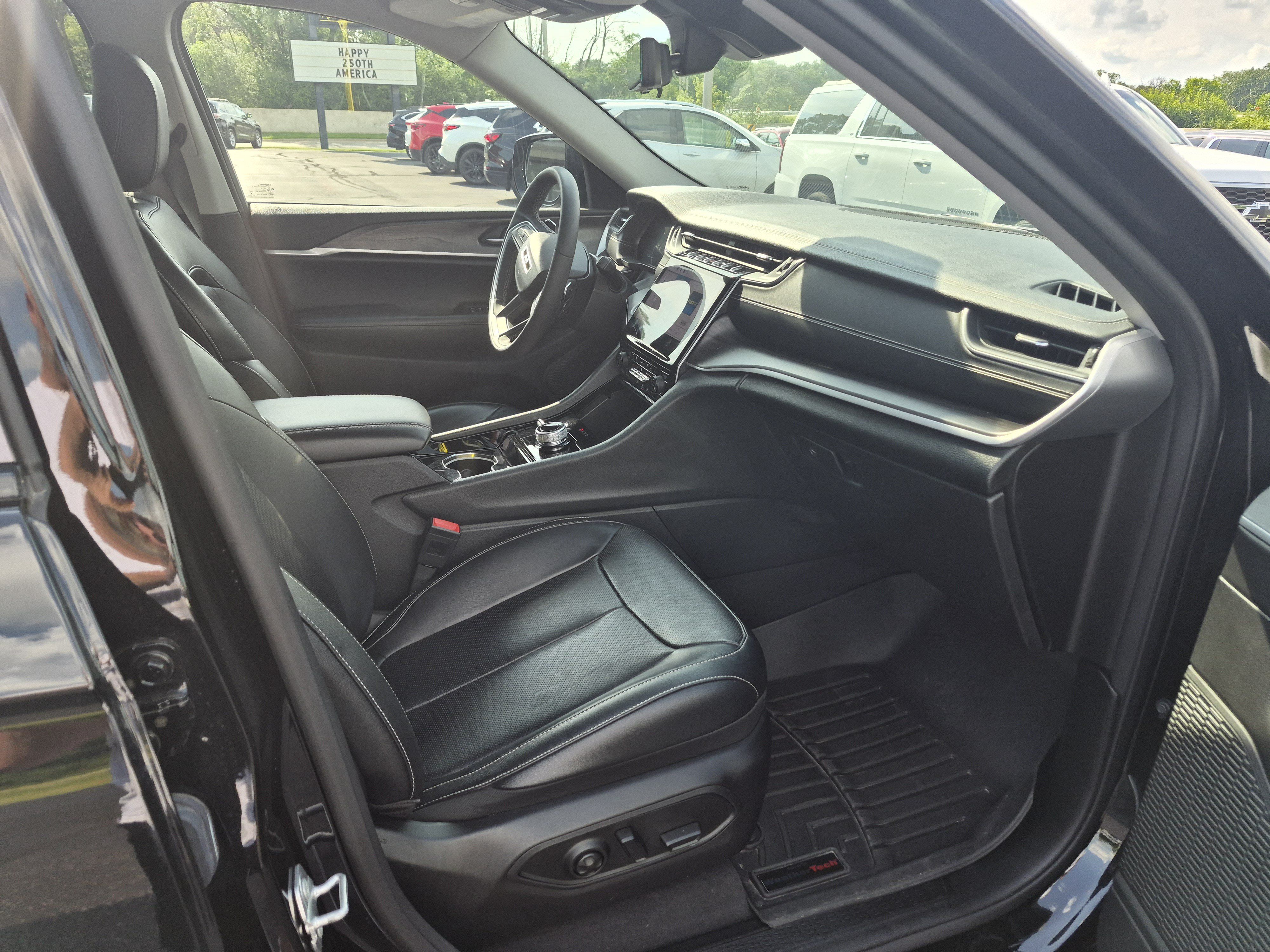 Used 2023 Jeep Grand Cherokee L Limited w/ Luxury Tech Group II AWD/4WD image 15