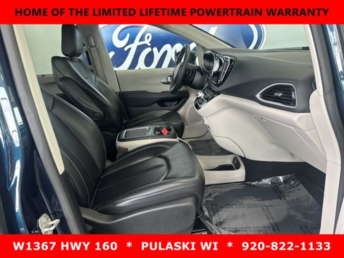 Used 2023 Chrysler Pacifica Touring-L FWD image 4