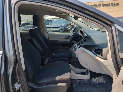 Used 2017 Chrysler Pacifica LX FWD image 32
