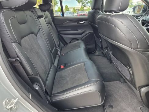 Used 2025 Jeep Grand Cherokee Altitude AWD/4WD image 12