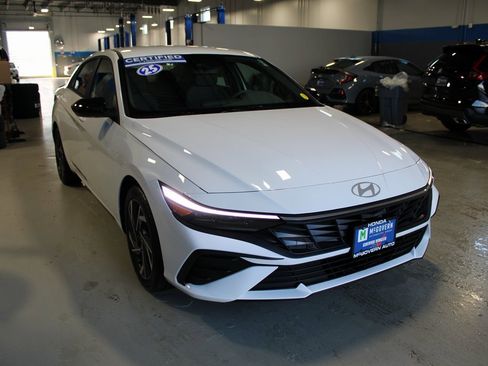 Used 2025 Hyundai Elantra Sport image 4
