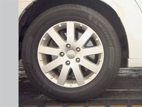 Used 2014 Chrysler Town & Country Touring FWD image 11