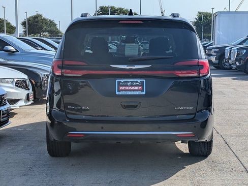 Used 2023 Chrysler Pacifica Limited FWD image 5