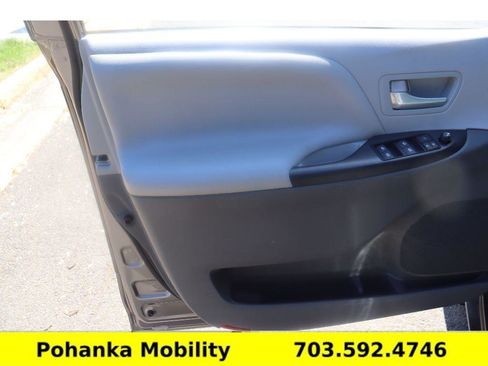 Used 2017 Toyota Sienna LE FWD image 29