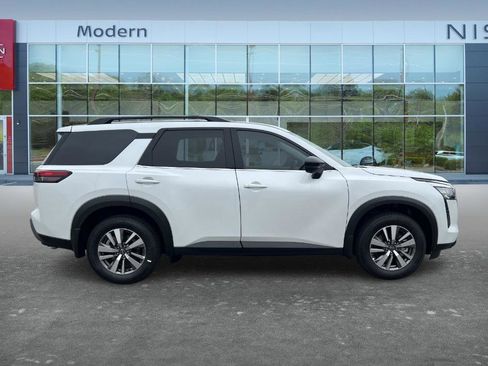 New 2026 Nissan Pathfinder SL image 4