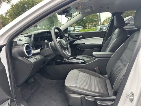 Used 2025 Chevrolet Trax LT w/ Driver Confidence Package FWD image 16