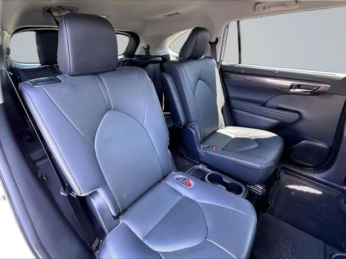 Used 2020 Toyota Highlander Limited FWD image 27
