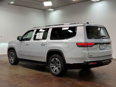 Used 2024 Jeep Wagoneer L Series II w/ Flexible Seating Group AWD/4WD image 5