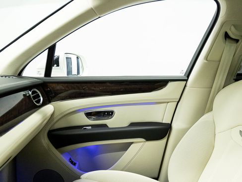 New 2026 Bentley Bentayga AWD/4WD image 40