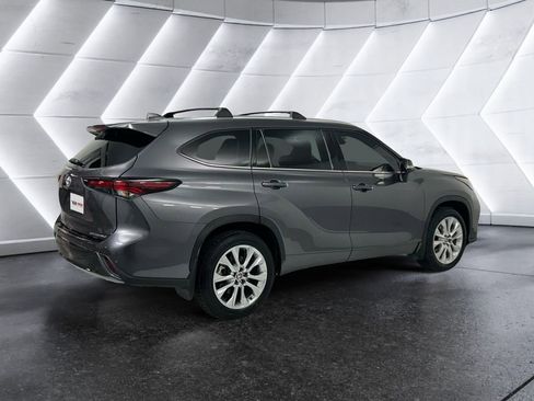 Used 2024 Toyota Highlander Limited image 4