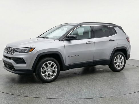 Used 2025 Jeep Compass Limited image 3