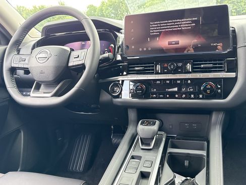 New 2026 Nissan Pathfinder Platinum FWD image 3