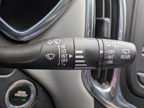 Used 2021 Chevrolet Equinox LS FWD image 19