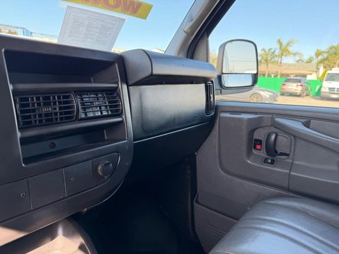 Used 2014 GMC Savana 3500 image 32