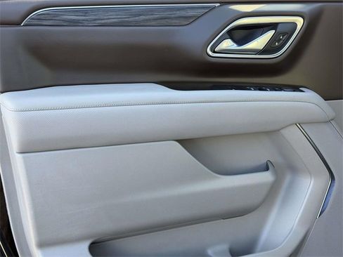 Used 2024 GMC Yukon SLT w/ SLT Luxury Package image 12