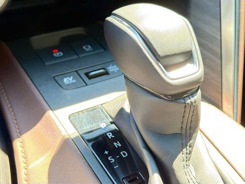 Used 2023 Toyota Venza XLE image 28