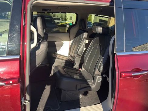 Used 2021 Chrysler Pacifica Touring-L FWD image 28